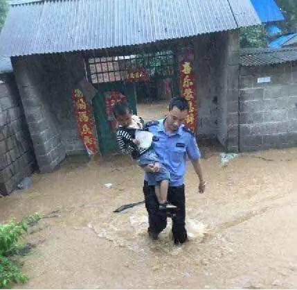 南陽突遭暴雨！多3d全息廣告機地被淹瞬間成“?！?！