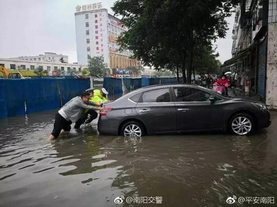 南陽突遭暴雨！多3d全息廣告機地被淹瞬間成“?！?！