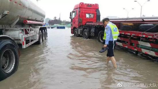 南陽突遭暴雨！多3d全息廣告機地被淹瞬間成“?！?！