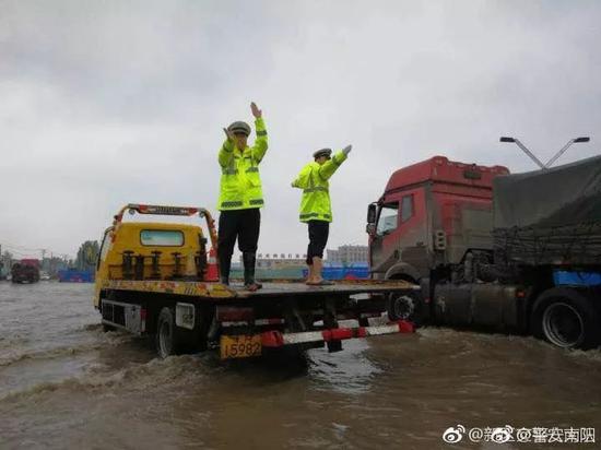 南陽突遭暴雨！多3d全息廣告機地被淹瞬間成“?！?！