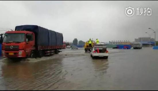 南陽突遭暴雨！多3d全息廣告機地被淹瞬間成“?！?！